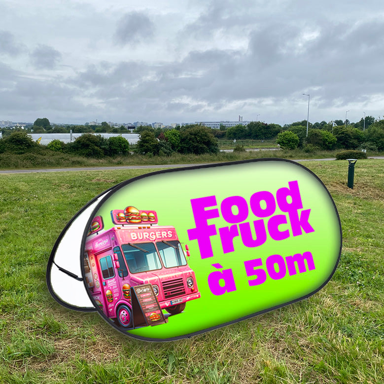 Golf banner food truck dans une étendue d'herbe propice à une aire de picnique
