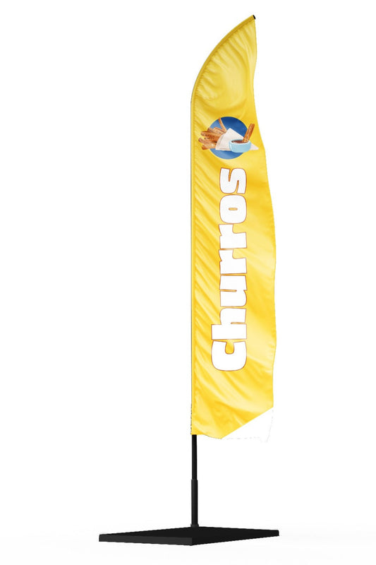 Drapeau oriflamme publicitaire avec une voile jaune et une écriture fantaisie churros avec un cornet de chussos chaud au dessus.