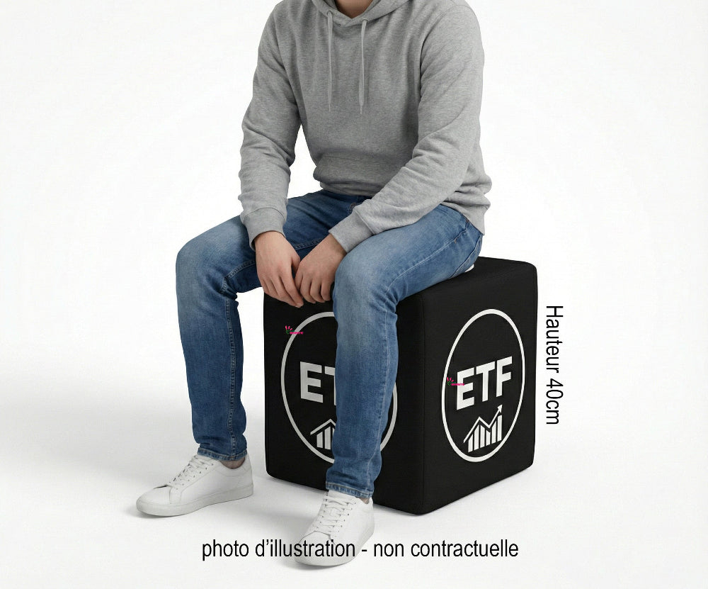 une personne assise sur le cube personnalisé ETF tissu noir logo blanc 