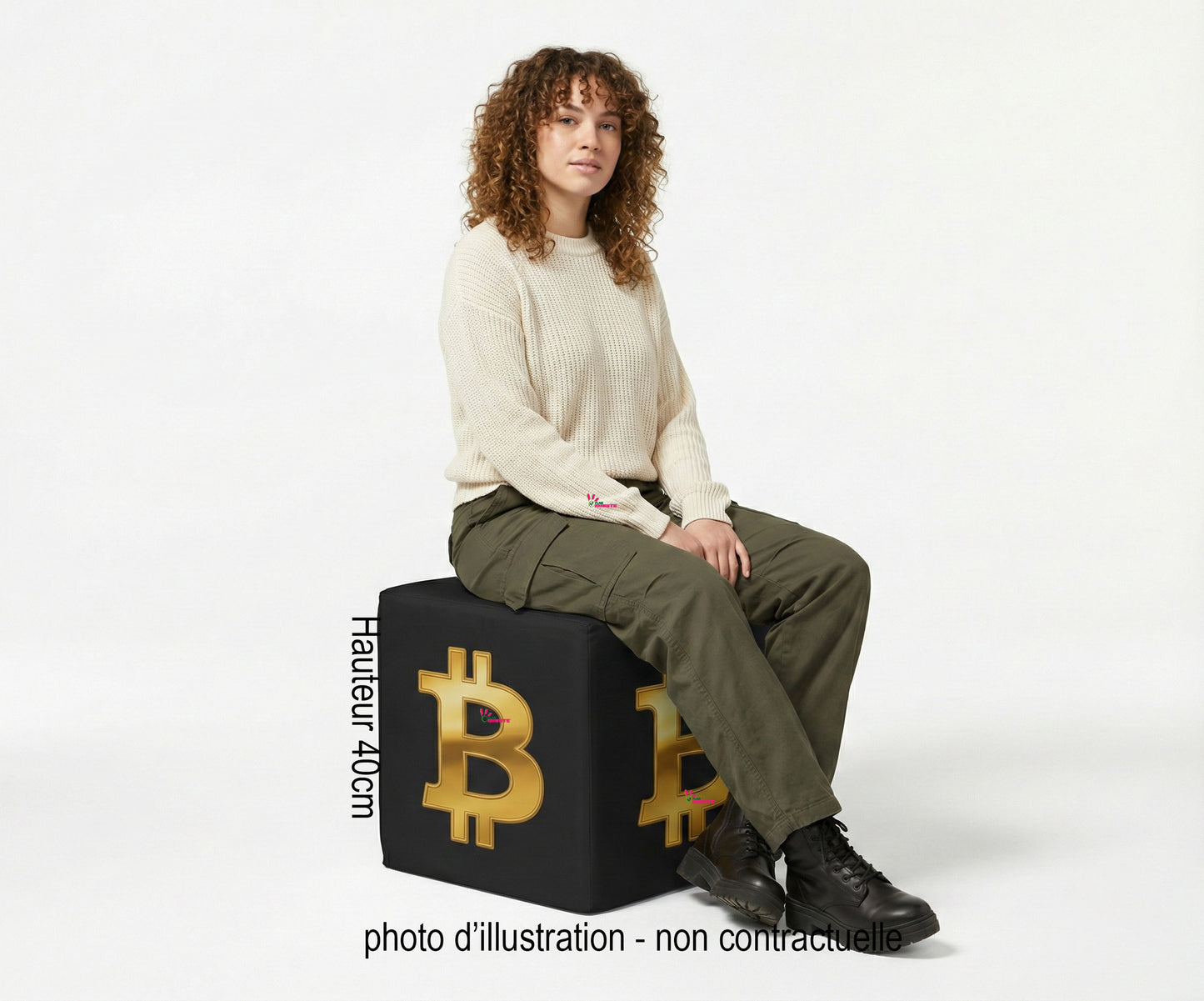 Cube publicitaire noir avec logo Bitcoin doré, hauteur 40 cm. un modèle féminin est assis dessus. 