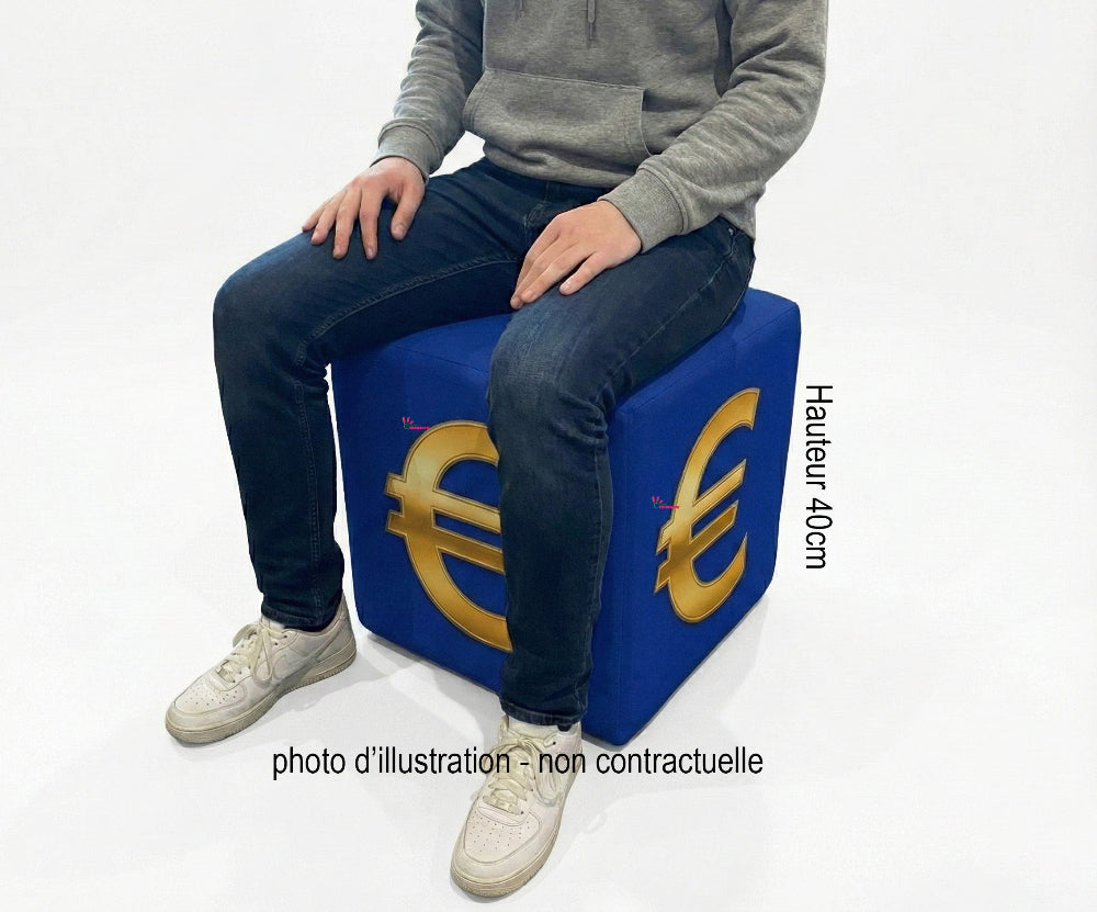 Cube publicitaire bleu avec logo Euro, idéal pour les salons, conférences et événements dédiés à la finance et à l'économie européenne.