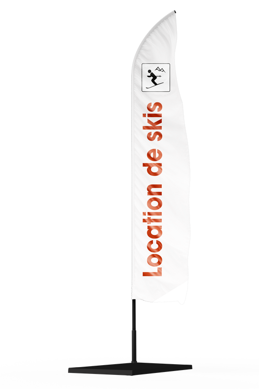Drapeau oriflamme publicitaire blanc avec une inscription location de skis et un pictogramme de skieur