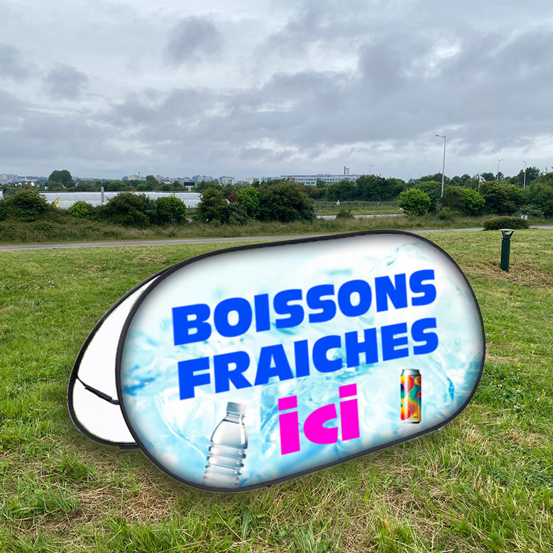 Golf banner avec une inscription boissons fraiches ici sur dans un espace vert 