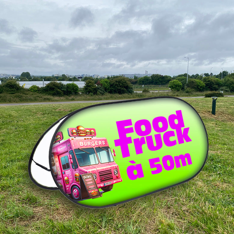 Golf banner food truck dans une étendue d'herbe propice à une aire de picnique 