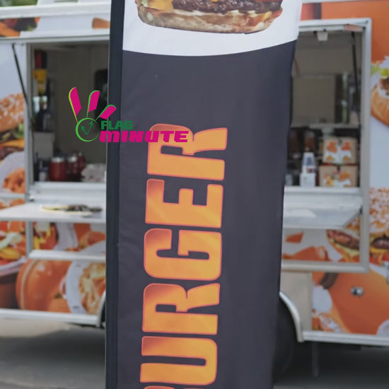 Oriflamme noir et blanc publicitaire 'BURGER' de 2m à 6m avec texte en orange vif et illustration d’un burger, idéal pour les stands de burgers lors de marchés et événements culinaires.