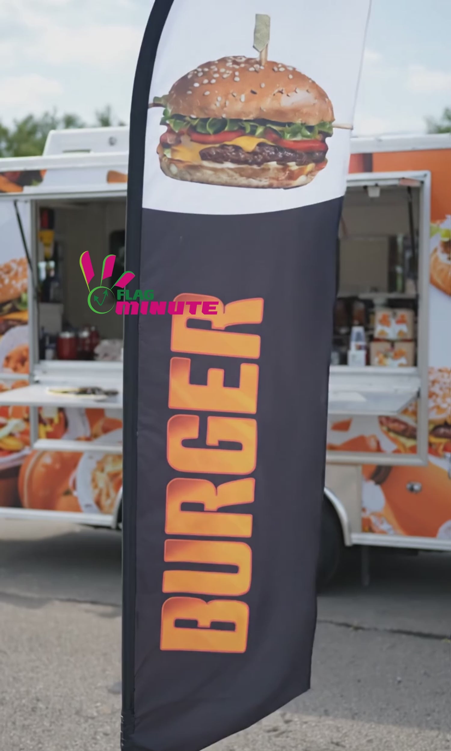 Oriflamme noir et blanc publicitaire 'BURGER' de 2m à 6m avec texte en orange vif et illustration d’un burger, idéal pour les stands de burgers lors de marchés et événements culinaires.