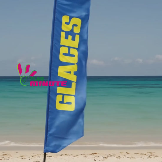 Vidéo illustrative de l'oriflamme bleu publicitaire 'GLACES'  avec écriture jaune vif, installé sur une plage pour attirer les vacanciers à manger une glaces