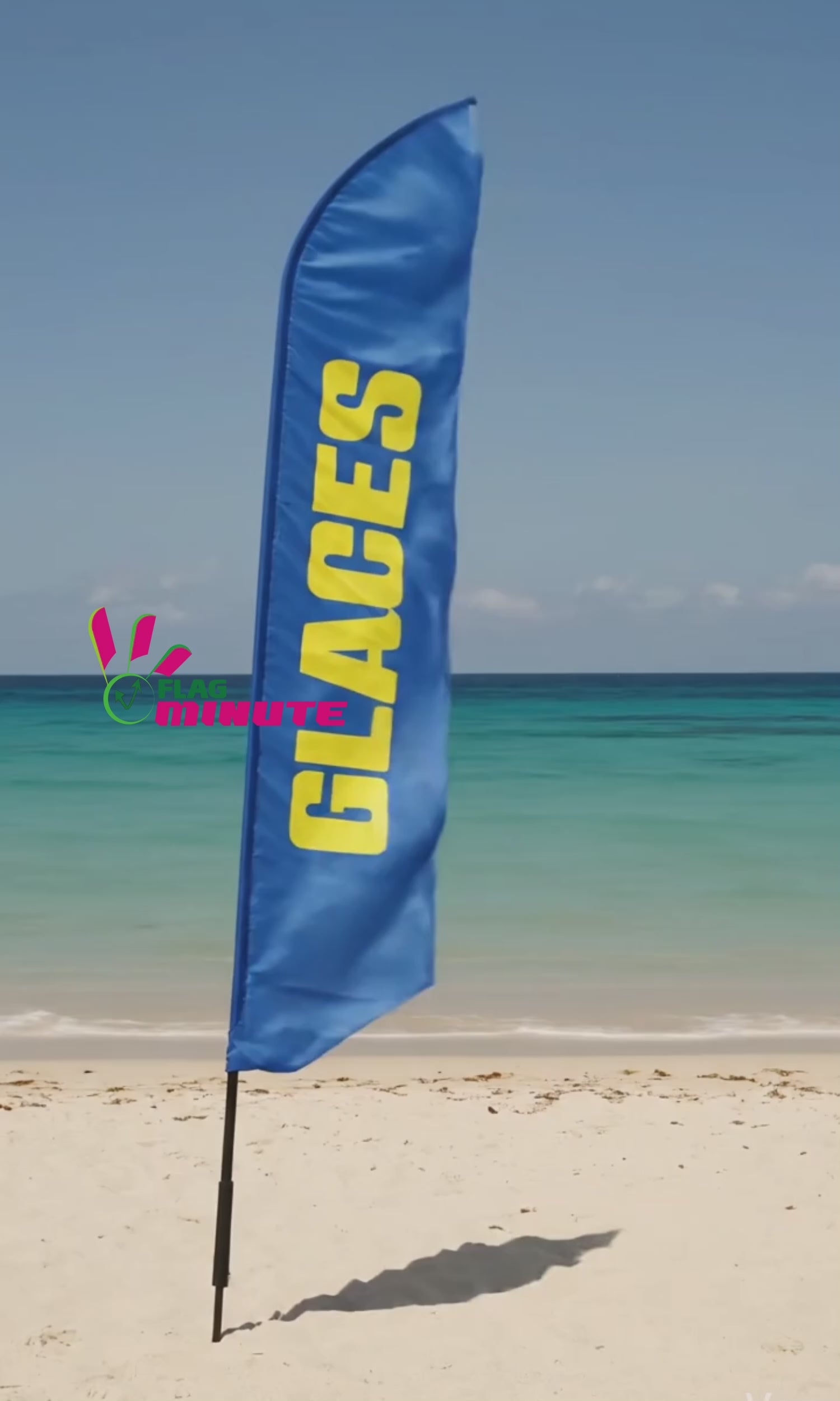 Vidéo illustrative de l'oriflamme bleu publicitaire 'GLACES'  avec écriture jaune vif, installé sur une plage pour attirer les vacanciers à manger une glaces