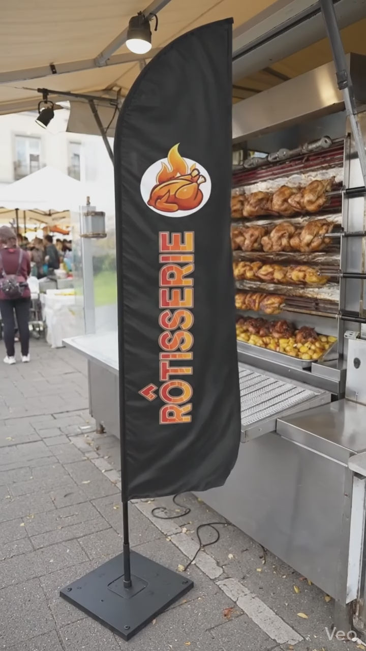 Vidéo de notre oriflamme "RÔTISSERIE" aux couleurs noirs et orange. Parfait pour mettre en valeur votre stand lors de marchés, foires, ou événements culinaires, il renforce votre visibilité et attire une clientèle affamée.