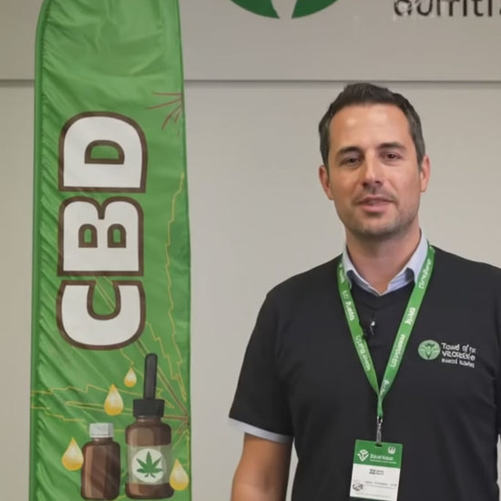 Spot vidéo du drapeau vert CBD avec un conseillé en vente de produit bien être