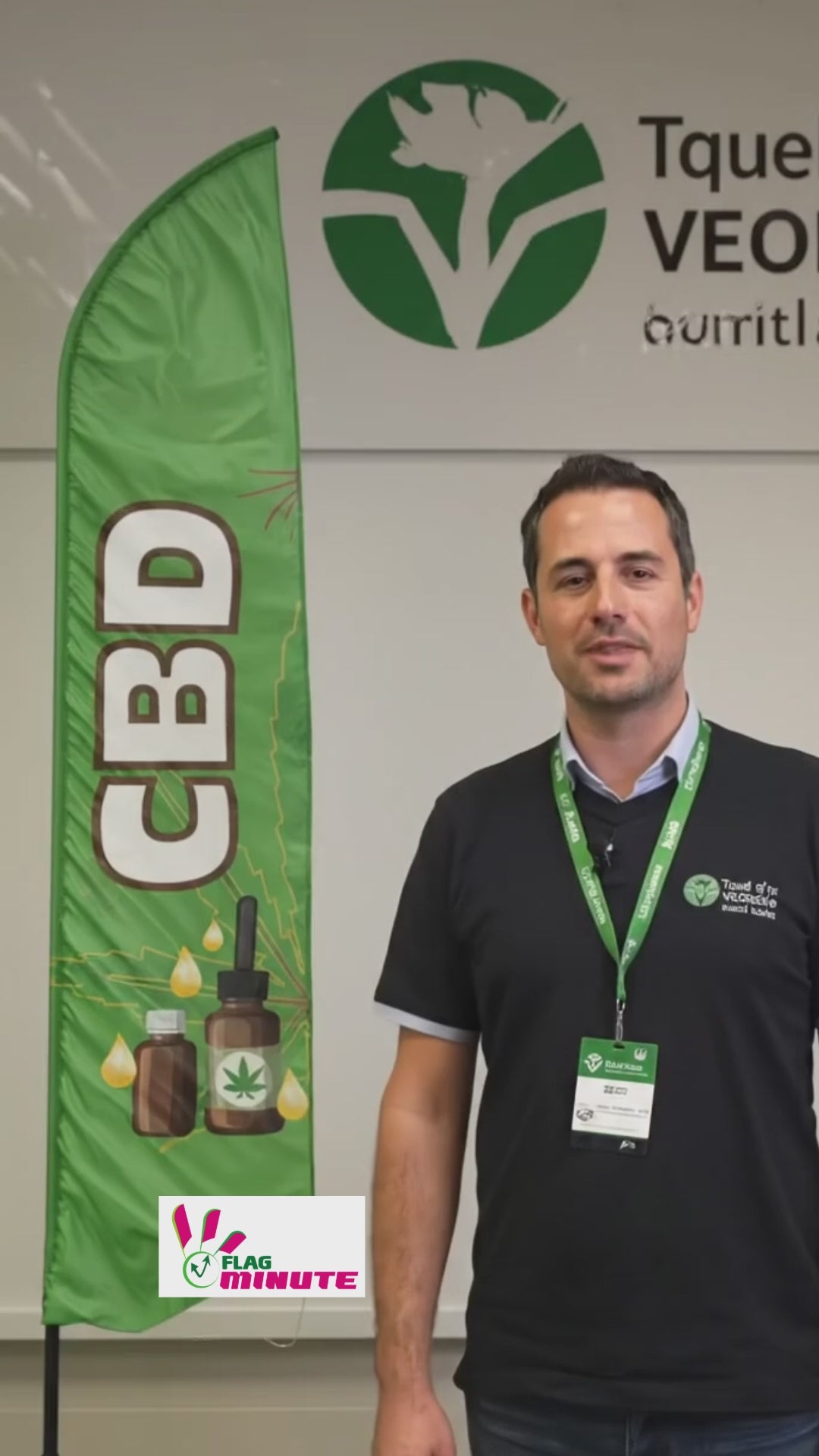 Spot vidéo du drapeau vert CBD avec un conseillé en vente de produit bien être