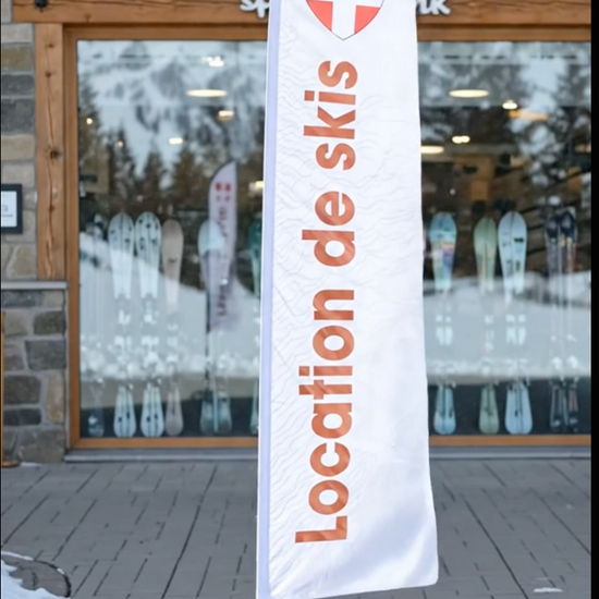 Spot video du drapeau location de ski avec le blason de la Savoie et une grande écriture sur une fond blanc 

