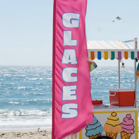Drapeau publicitaire glaces rose sur la plage en vidéo 