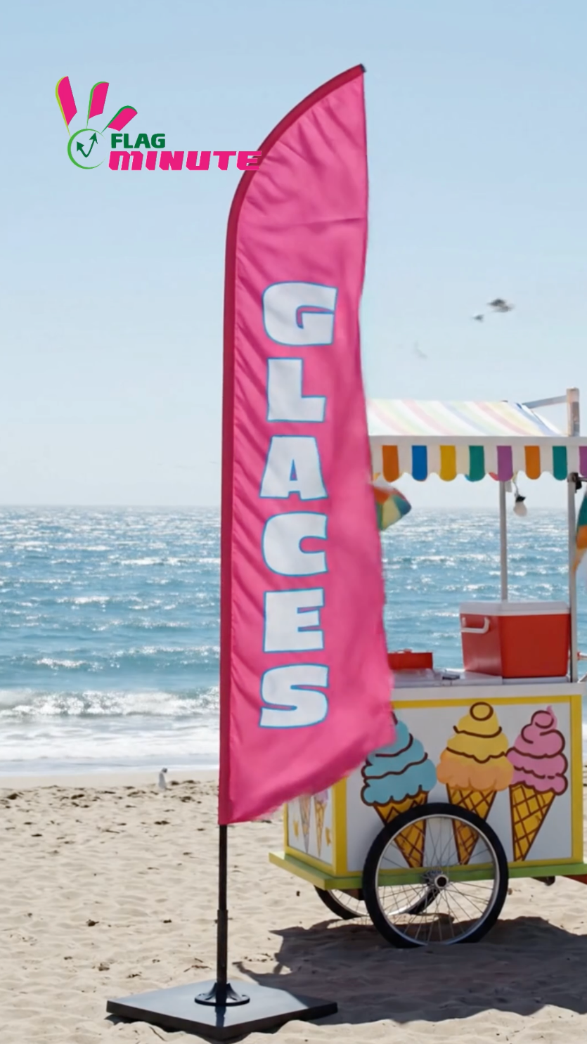 Drapeau publicitaire glaces rose sur la plage en vidéo 