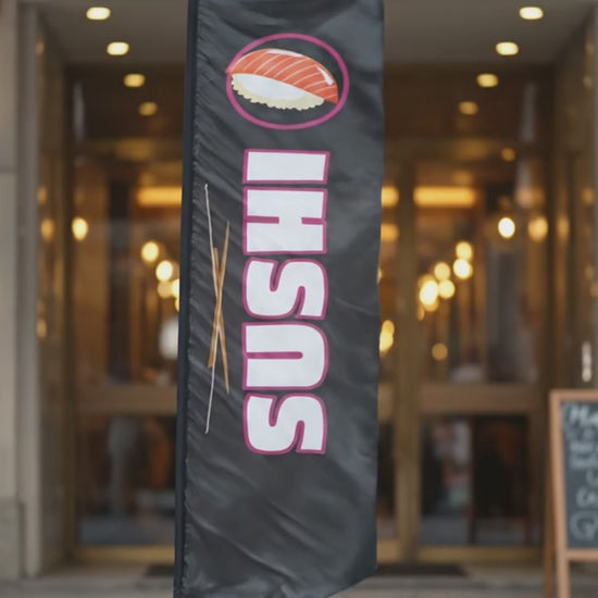 Vidéo du drapeau oriflamme publicitaire (bleu/rouge/noir) avec inscription 'SUSHI' en lettres stylisées et illustration de sushis, idéal pour les restaurants. conçu et imaginé par Flag Minute