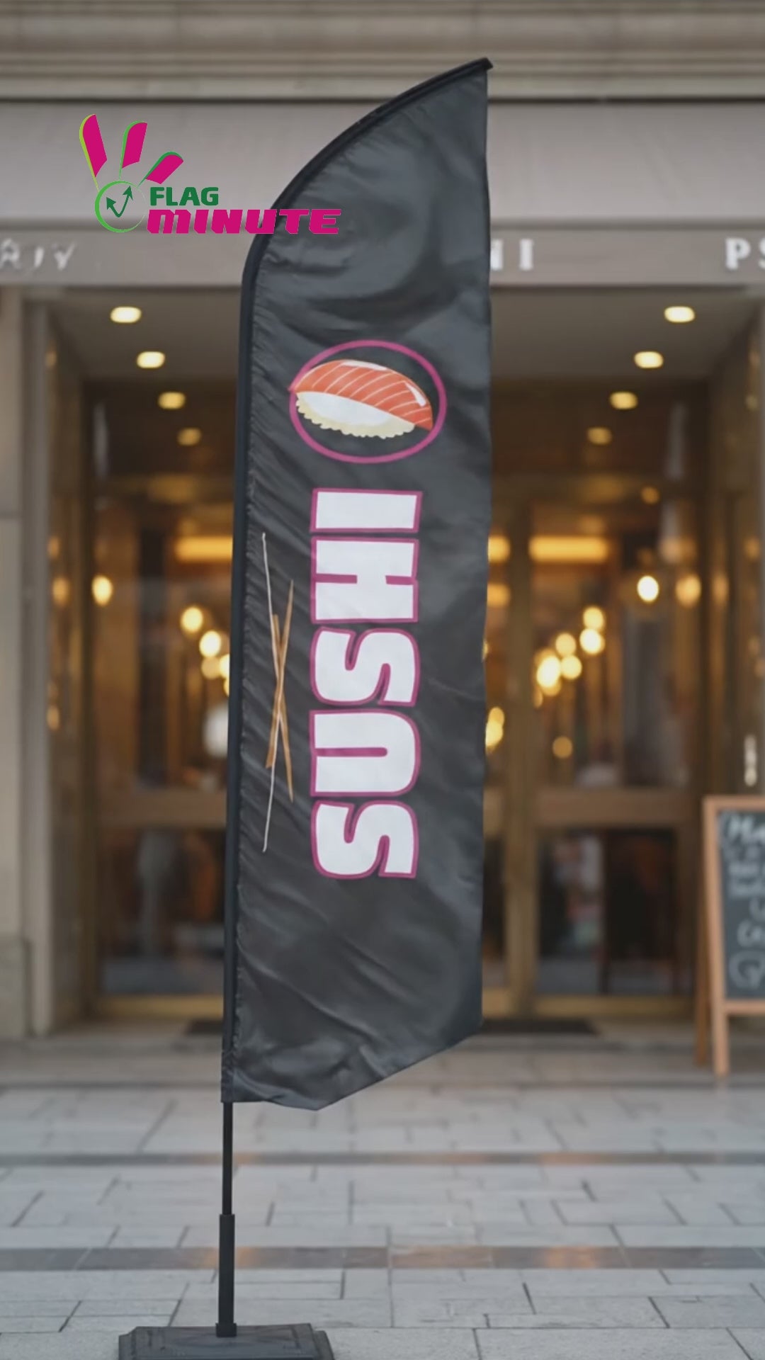 Vidéo du drapeau oriflamme publicitaire (bleu/rouge/noir) avec inscription 'SUSHI' en lettres stylisées et illustration de sushis, idéal pour les restaurants. conçu et imaginé par Flag Minute