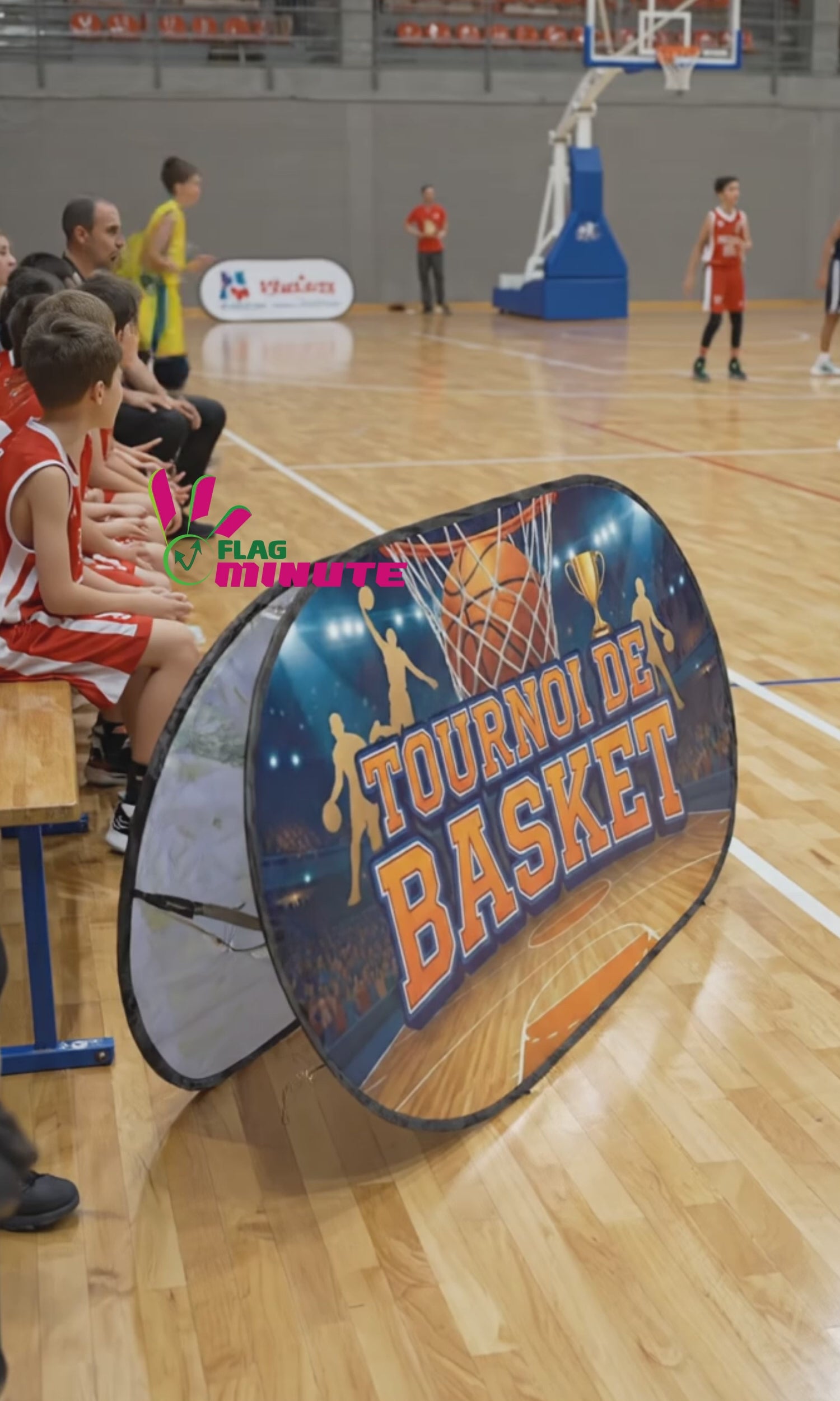 Présentation du golf banner tournoi de basket en situation lors d'un match de basket