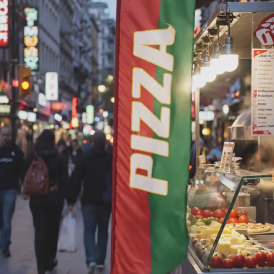 Spot vidéo du drapeau pizza au couleur de l'Italie dans une rue passante
