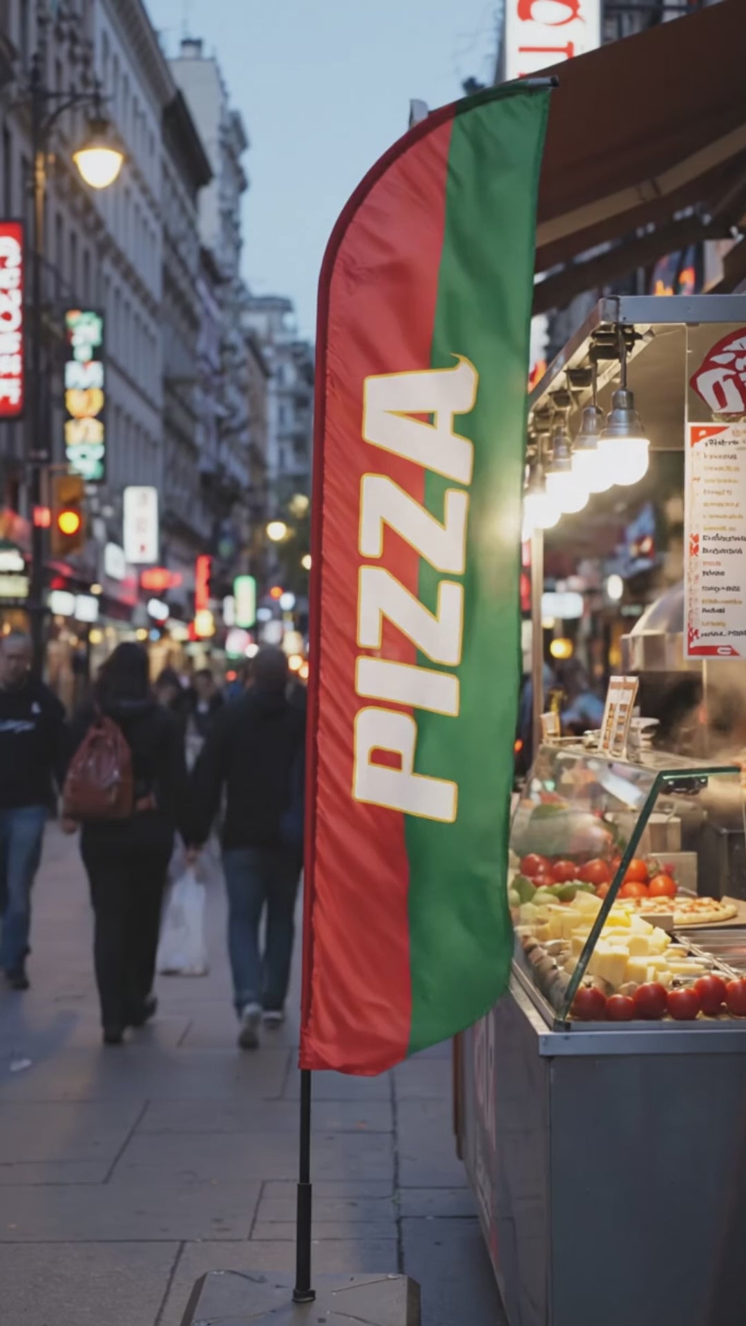 Spot vidéo du drapeau pizza au couleur de l'Italie dans une rue passante

