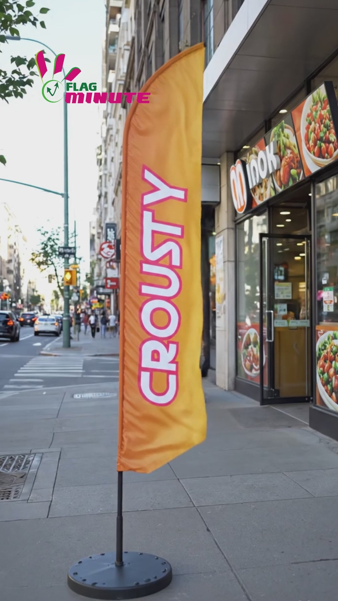 Vidéo de l'oriflamme drapeau publicitaire  rouge et jaune publicitaire 'CROUSTY' de 2m à 6m avec texte en jaune, idéal pour les restaurants spécialisés en street food.