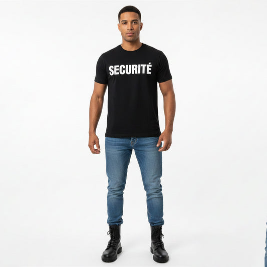 un agent  de la sécurité habillé avec un tshirt noir et un jean et des chaussures de sécurité