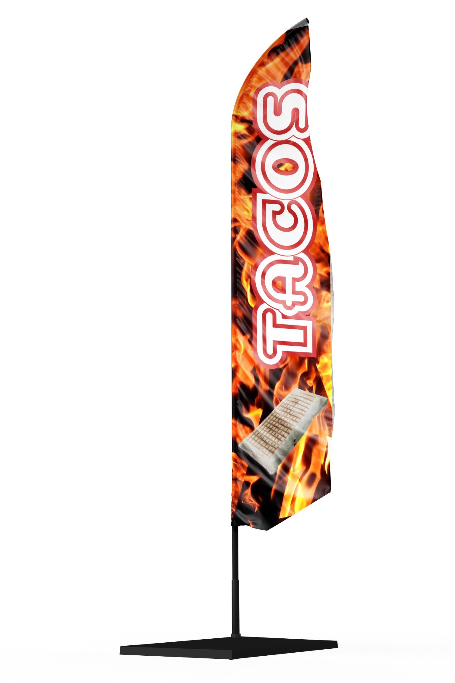 Drapeau oriflamme publicitaire rouge et orange avec inscription 'TACOS' en gros caractères, décoré de flammes de grillades en fond, idéal pour les stands, restaurants et événements
